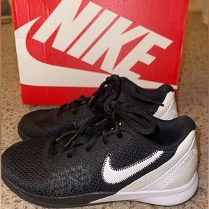 Nike Kyrie basketball shoes 2Y